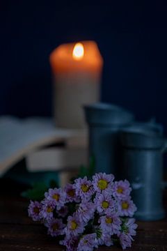 Nature morte avec des fleurs et une bougie allumée