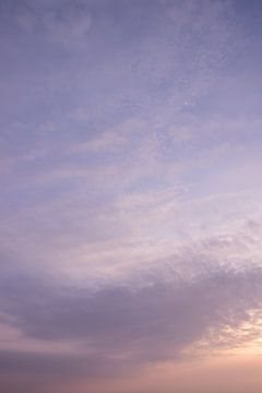 Abstract violet zonsondergang met zachte wolken - natuur en reisfotografie