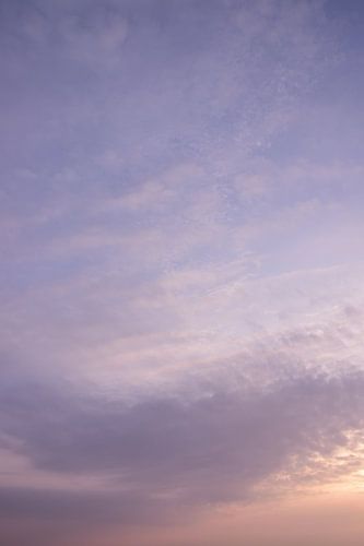 Coucher de soleil violet avec des nuages doux.