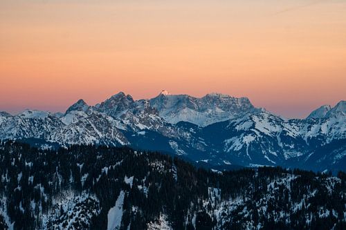 Zonsondergang over de Zugspitze in de winter