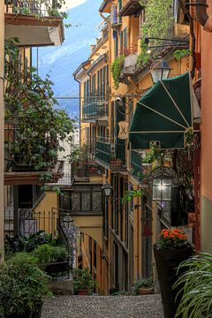 Straatje in Bellagio, Comomeer, Italië van FotoBob
