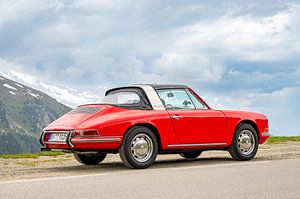 Porsche 912 Targa klassischer Sportwagen in den Alpen