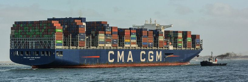 Un porte-conteneurs attendu par un remorqueur. par scheepskijkerhavenfotografie