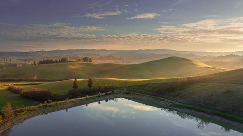 Meer en glooiende heuvels. Castelfiorentino, Toscane, Italië