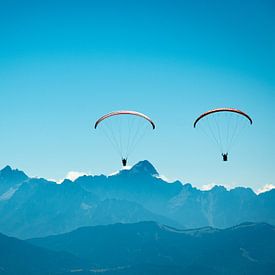 Zwei Paraglider vor Alpenpanorama von Andreas Nägeli