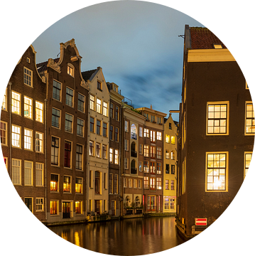 Amsterdamse grachten tijdens een winteravond met verlichte koopwaar van Sjoerd van der Wal Fotografie