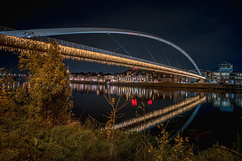 Brug in Maastricht in de avond