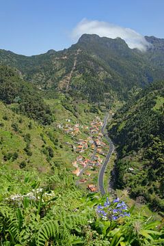 Uitzicht vanaf de Encumeada Pass weg naar de vallei van Gisela Scheffbuch