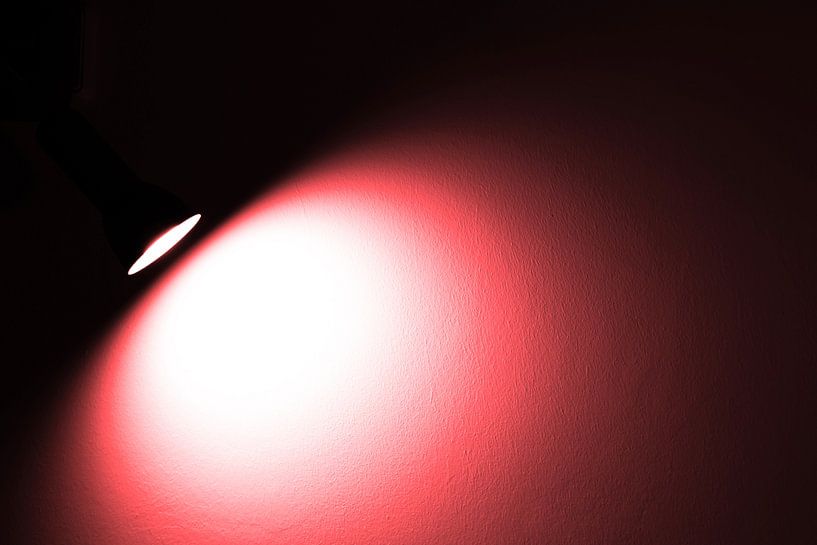 Roter Licht-Spot auf eine Wand von Frank Herrmann