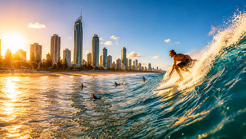 Golden Break – Surfen onder de skyline van Surfers Paradise