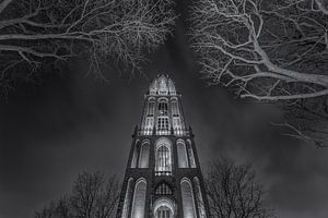 Tour Dom Utrecht depuis le Domplein le soir - noir et blanc - 1 sur Tux Photography