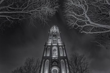 Domtoren Utrecht vanaf het Domplein in de avond - zwart-wit - 1