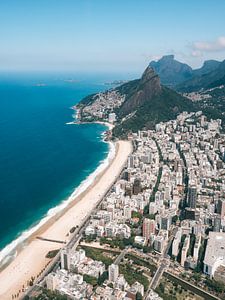 Uitzicht over de kust en stranden van Rio de Janeiro Ipanema en Leblon  vanuit helicopter van Michiel Dros