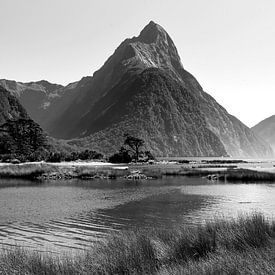 Zwart-wit opname van Mitre Peak en Milford Sound, Nieuw Zeeland van Rini Kools