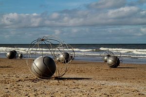 Des balles en acier sur la plage
