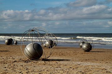 Ballen in stalen bollen op het strand van Anne Ponsen