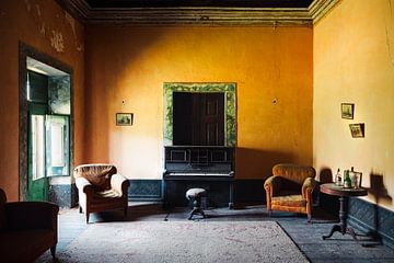 Verlaten Piano in Warme Woonkamer. van Roman Robroek - Foto's van Verlaten Gebouwen
