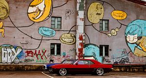 Klassischer roter Chevrolet‑Car vor Graffitiwand – urbane Automotive‑Wandkunst