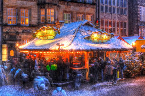 Snowy mulled wine stand at the Christmas market at the market place near Abendd�mmerung, Bremen, Ger