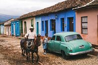 Paardrijdende Cubaan en oldtimer auto door de straten van Trinidad de Cuba van Michiel Dros thumbnail