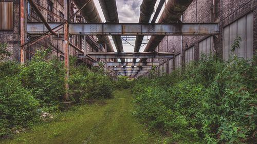 The endless path in an industrial environment.
