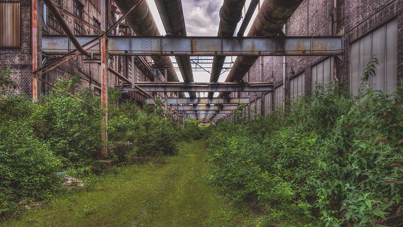 Het eindeloze pad in een industriële omgeving. van Karl Smits