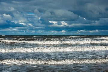 Baltic Sea coast on a stormy day van Rico Ködder