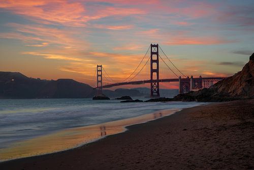 Golden Gate vanaf Baker Beach bij zonsondergang, San Francisco, VS