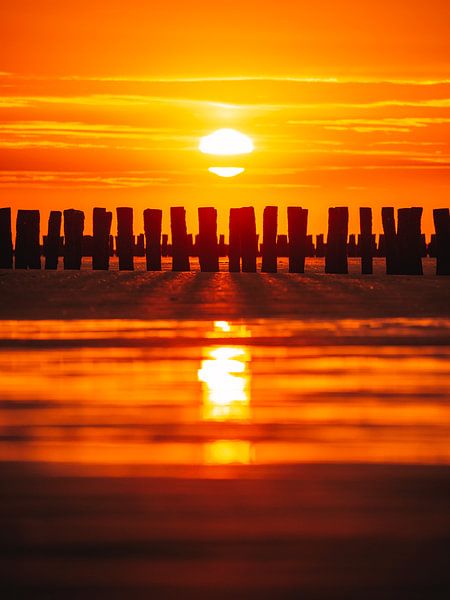 Zonsondergang Zoutelande (verticaal) van Joren van den Bos