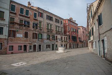 Huizen rond waterput in centrum van Venetie, Italie