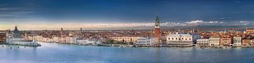 Bijzonder breed panorama van de stad Venetië in Italië. van Voss Fine Art Fotografie
