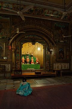 Frau in einem Hindu-Tempel in Indien