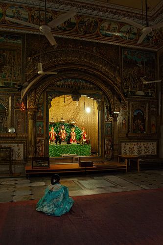 Vrouw in Hindoeïstische tempel in India