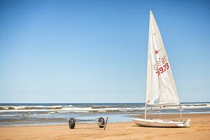 Zeilbootje aan het strand bij Katwijk aan Zee van Evert Jan Luchies