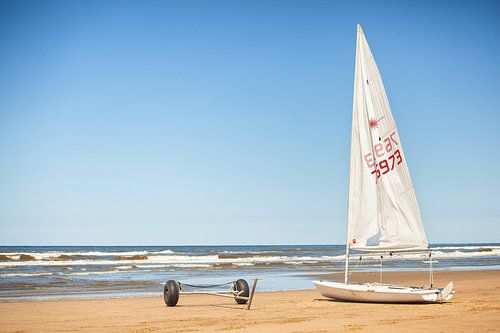 Sailboat on the beach near Katwijk aan Zee by Evert Jan Luchies