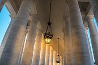 Zwischen der dorischen Kolonnade im Vatikan