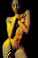 Femme en jaune noir