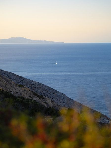 Zeilboot eenzaam in de Egeïsche Zee tussen Santorini en Folegandros, Griekenland van Teun Janssen