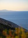 Zeilboot eenzaam in de Egeïsche Zee tussen Santorini en Folegandros, Griekenland van Teun Janssen thumbnail