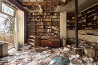 Verlaten Kamer met Boeken. van Roman Robroek thumbnail