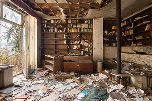 Verlaten Kamer met Boeken. van Roman Robroek - Foto's van Verlaten Gebouwen