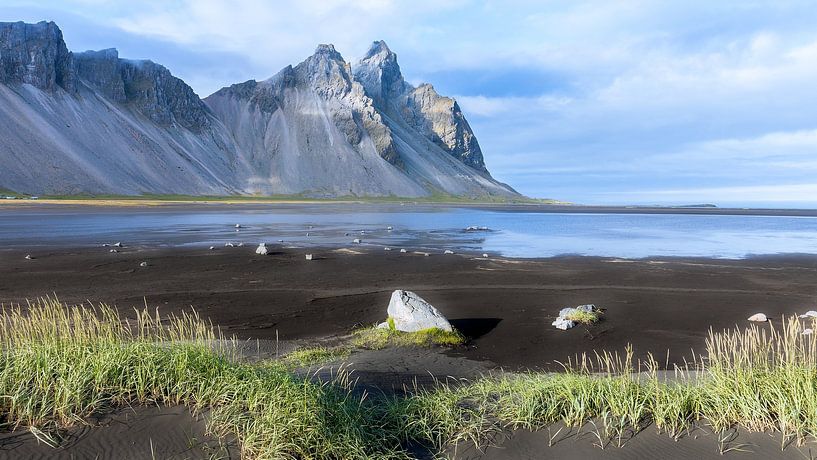 Stokksnes mit Blick auf das Vestrahorn in Island von Lynxs Photography