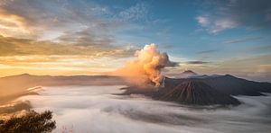 Actieve Bromo bij zonsopkomst van Lex Scholten