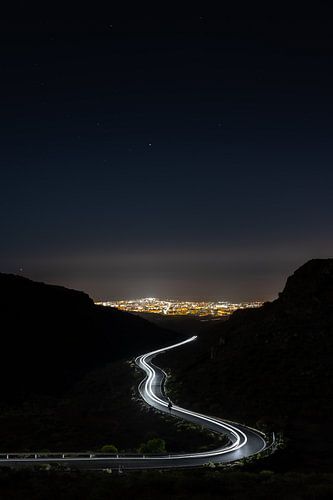 Nachtfoto Lange sluitertijd van een rijdende auto in de bergen van Gran Canaria van Benjamien t'Kindt