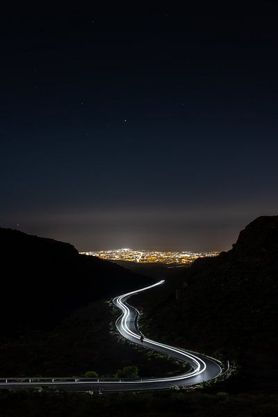 Photo de nuit Vitesse d'obturation longue d'une voiture en mouvement dans les montagnes de Gran Canaria par Benjamien t'Kindt
