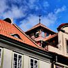 Prag - Gebäude mit schöner Dachgaube von Wout van den Berg