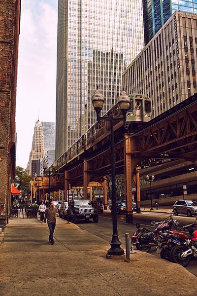 City rhythm - Chicago Metro among the Skyscrapers by Hans van Oort