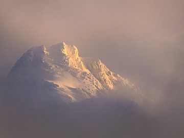 Bergtoppen in een mistige ochtend