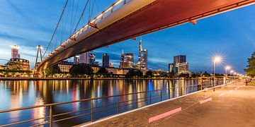 Bankenviertel und der Holbeinsteg in Frankfurt am Main bei Nacht