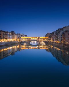 Blaue Stunde auf der Brücke Ponte Vecchio in Florenz.